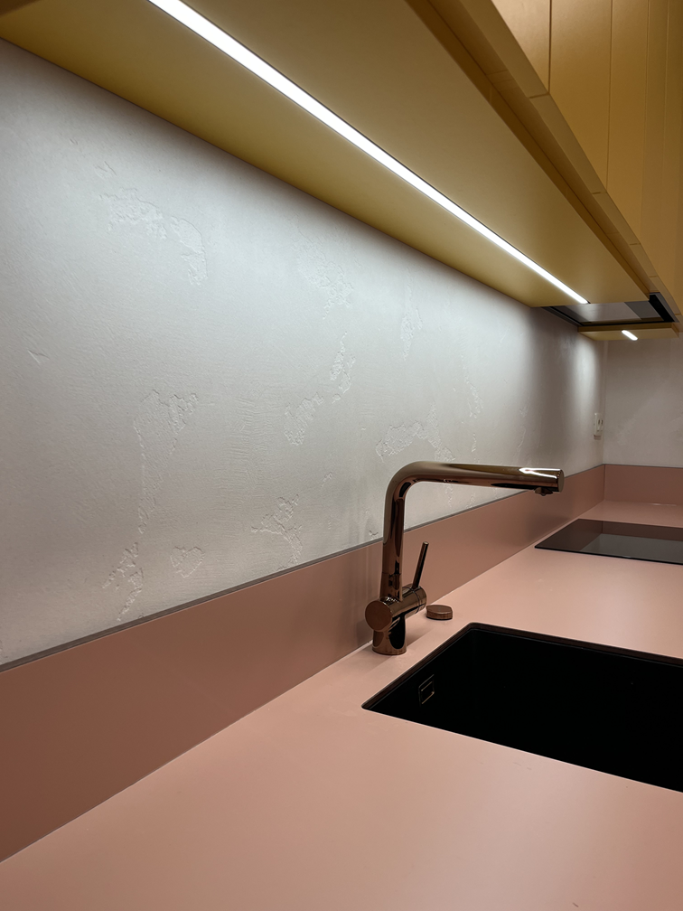 Dekorativní stěrka v kuchyni - Bílá Detail